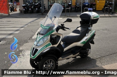 Piaggio MP3 Hybrid
Polizia Locale
 Comune di Milano
 810 - POLIZIA LOCALE YA00910
Parole chiave: Lombardia (MI) Polizia_locale POLIZIALOCALEYA00910