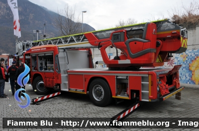 Iveco EuroCargo 160E32 IV serie
Bundesrepublik Deutschland - Germania
 Berufsfeuerwehr München
 Vigili del Fuoco Permanenti Monaco di Baviera
 AutoScala da 32 metri ribassata, con assale posteriore sterzante HZL e articolata M32L-ASn.B. allestimento Magirus
Parole chiave: Iveco EuroCargo_160E32_IVserie Civil_Protect_2016