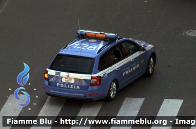 Skoda Octavia Wagon IV serie
Polizia di Stato
Polizia Stradale in servizio sulla Milano Serravalle Milano Tangenziali
POLIZIA H8831
