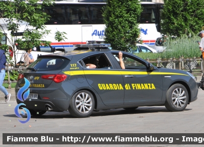 Alfa Romeo Nuova Giulietta
Guardia di Finanza
Allestita NCT Nuova Carrozzeria Torinese
Decorazione Grafica Artlantis
GdiF 009BK
Parole chiave: Alfa-Romeo Nuova_Giulietta GdiF009BK