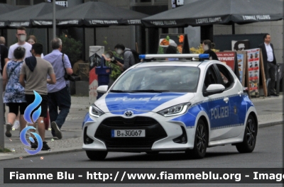 Toyota Yaris Hybrid III serie
Bundesrepublik Deutschland - Germania
Landespolizei Freie Stadt Berlin-
Polizia territoriale Città di Berlino
