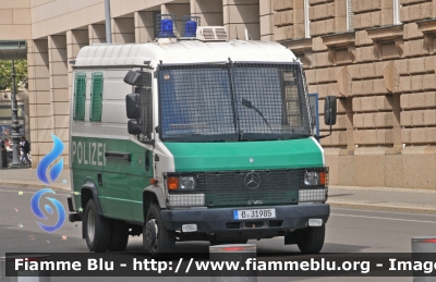 Mercedes-Benz ?
Bundesrepublik Deutschland - Germania
Landespolizei Freie Stadt Berlin-
Polizia territoriale Città di Berlino
Parole chiave: Ambulance Ambulanza