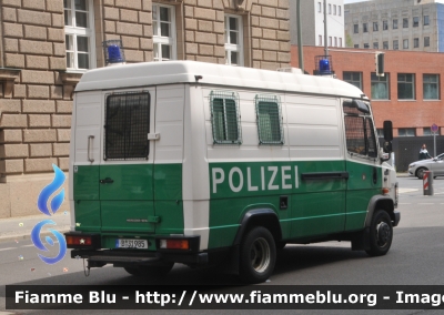 Mercedes-Benz ?
Bundesrepublik Deutschland - Germania
Landespolizei Freie Stadt Berlin-
Polizia territoriale Città di Berlino
Parole chiave: Ambulance Ambulanza