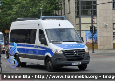 Mercedes-Benz Sprinter IV serie
Bundesrepublik Deutschland - Germania
Landespolizei Freie Stadt Berlin-
Polizia territoriale Città di Berlino
Parole chiave: Ambulance Ambulanza