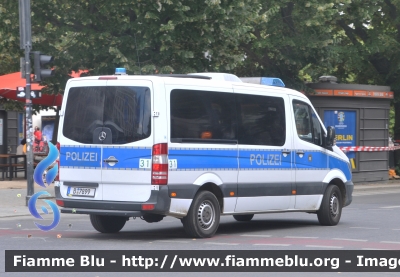 Mercedes-Benz Sprinter III serie restyle
Bundesrepublik Deutschland - Germania
Landespolizei Freie Stadt Berlin-
Polizia territoriale Città di Berlino
Parole chiave: Ambulance Ambulanza