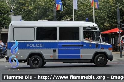 Mercedes-Benz ?
Bundesrepublik Deutschland - Germania
Landespolizei Freie Stadt Berlin-
Polizia territoriale Città di Berlino
Parole chiave: Ambulance Ambulanza