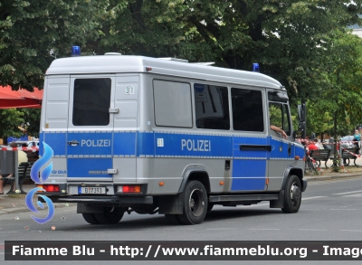 Mercedes-Benz ?
Bundesrepublik Deutschland - Germania
Landespolizei Freie Stadt Berlin-
Polizia territoriale Città di Berlino
