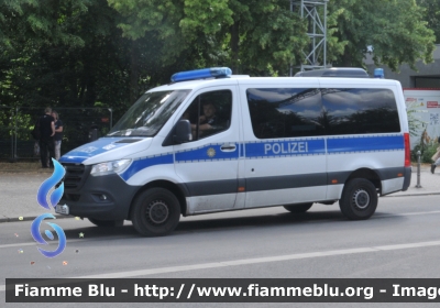 Mercedes-Benz Sprinter IV serie 
Bundesrepublik Deutschland - Germania
Landespolizei Freie Stadt Berlin-
Polizia territoriale Città di Berlino
Parole chiave: Ambulance Ambulanza