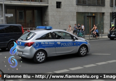 Opel Corsa
Bundesrepublik Deutschland - Germania
Landespolizei Freie Stadt Berlin-
Polizia territoriale Città di Berlino
