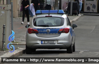 Opel Corsa
Bundesrepublik Deutschland - Germania
Landespolizei Freie Stadt Berlin-
Polizia territoriale Città di Berlino
