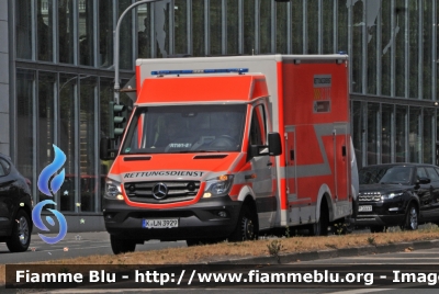 Mercedes-Benz Sprinter III serie Restyle
Bundesrepublik Deutschland - Germany - Germania
Feuerwehr Koln
Parole chiave: Mercedes-Benz Sprinter_IIIserie_Restyle Ambulanza Ambulance