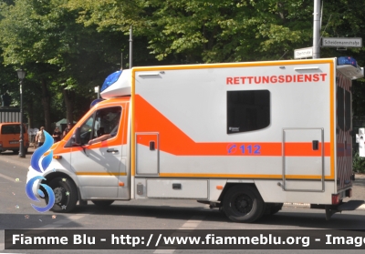 Mercedes-Benz Sprinter IV serie
Bundesrepublik Deutschland - Germania
Sanitaetsdienst der Bundeswehr
Parole chiave: Ambulance Ambulanza