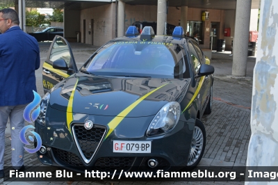 Alfa Romeo Nuova Giulietta
Guardia di Finanza
Allestimento NCT Nuova Carrozzeria Torinese
Decorazione Grafica Artlantis
GdiF 079BP
Parole chiave: Alfa-Romeo Nuova_Giulietta GdiF079BP