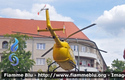 Bölkow Bo 105
Bundesrepublik Deutschland - Germania
ADAC Luftrettung
Christoph 31 - N4573T
Primo elisoccorso di Berlino, immatricolato in USA per poter transitare sul territorio della DDR
Parole chiave: Ambulance Ambulanza