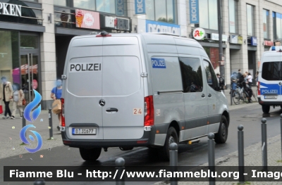 Mercedes-Benz Sprinter IV serie
Bundesrepublik Deutschland - Germania
Landespolizei Freie Stadt Berlin-
Polizia territoriale Città di Berlino
