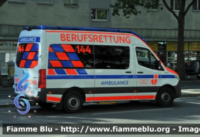 Mercedes-Benz Sprinter III serie restyle
Österreich - Austria
Wiener Rettung
Servizio emergenza sanitaria città di Vienna
Parole chiave: Ambulanza Ambulance