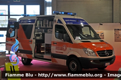 Mercedes-Benz Sprinter 4x4 III serie
Croce Bianca Bolzano
Sezione Silandro/Schlanders
SEG-MANV SPI-NEV
Grandi Emergenze
WK 955
PC ZS 0J4
Parole chiave: Civil_Protect_2013 Trentino_alto_adige (BZ) Protezione_civile PCZS0J4 Mercedes-Benz Sprinter_4x4_IIIserie