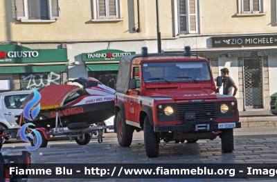 Land Rover Defender 90
Vigili del Fuoco
Milano – Via Messina
VF 22415
Parole chiave: Land-Rover Defender_90 VF22415