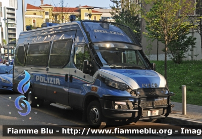 Iveco Daily VI serie 
Polizia di Stato
Reparto Mobile
POLIZIA M1231
Parole chiave: Iveco Daily_VIserie POLIZIAM1231