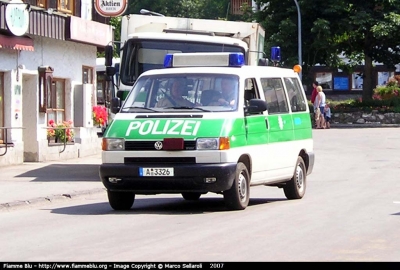 Volkswagen Transporter T4
Bundesrepublik Deutschland - Germania
Landespolizei  Bayern
- Augsburg -
Polizia territoriale della Baviera
-  Augusta 


Parole chiave: Volkswagen Transporter_T4 Landespolizei Bayern