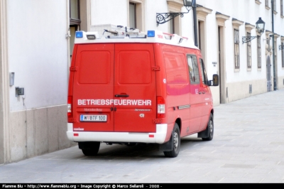 Mercedes-Benz Sprinter II serie
Österreich - Austria
Betriebsfeuerwher Bhö-Hofburg - Wien
Vigili del fuoco aziendali del Palazzo Imperia dell'Hofburg a Vienna
W BTF100
Parole chiave: Mercedes-Benz Sprinter_IIserie