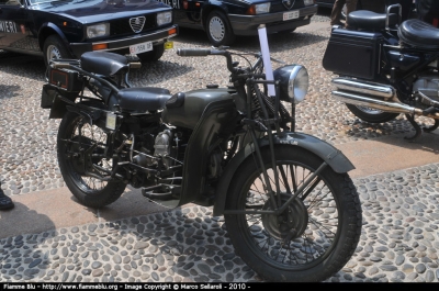 Moto Guzzi Super Alce 500
Carabinieri
Veicolo Storico
Festa dell'Arma 2010 Milano P.za Duomo
