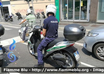 Honda SH
Polizia Locale Bareggio MI
Parole chiave: Lombardia (MI) Honda_SH Polizia_localeYA01485