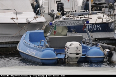 Gommone
Polizia di stato
Parole chiave: Gommone Polizia di stato