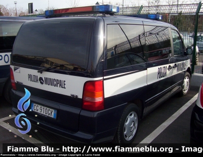 Mercedes-Benz Vito I serie
Polizia Locale
Roncade (TV)
Servizio Associato con il comune di Quarto d'Altino (VE)
livrea vecchia Polizia Municipale
Parole chiave: Mercedes-Benz Vito_Iserie