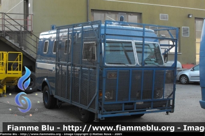 Iveco 50AI90
Polizia di Stato
Reparto Mobile di Milano
Polizia 52886
Parole chiave: Iveco 50AI90 Polizia52886