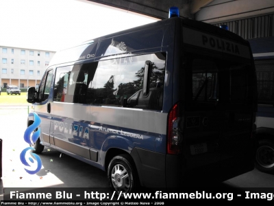 Fiat Ducato X250
Polizia di Stato
Gruppo Sportivo Fiamme Oro
Polizia F8001
Parole chiave: Fiat Ducato_X250 PoliziaF8001