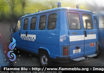 Fiat Ducato I serie
Polizia di Stato
Reparto Mobile di Milano
Polizia B2250
Esemplare con scritta "POLIZIA" di nuovo tipo inclinata e a cavallo della fascia bianca
Parole chiave: Fiat Ducato_Iserie PoliziaB2250