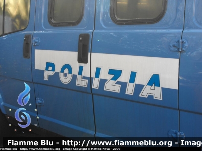 Fiat Ducato I serie
Polizia di Stato
Reparto Mobile di Milano
Polizia B2250
Esemplare con scritta "POLIZIA" di nuovo tipo inclinata e a cavallo della fascia bianca
Parole chiave: Fiat Ducato_Iserie PoliziaB2250