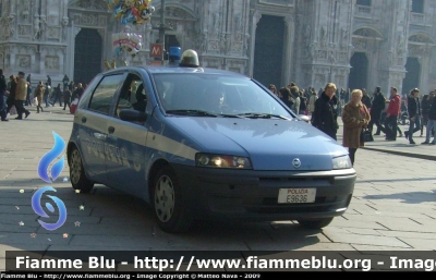 Fiat Punto II Serie
Polizia di Stato
autovettura con il logo fiat posizionato al centro del baule, tipico della III serie
Polizia E9636

Parole chiave: Fiat Punto_IISerie PoliziaE9636