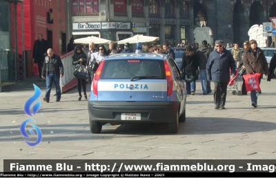 Fiat Punto II Serie
Polizia di Stato
notare il logo fiat posizionato al centro del baule, tipico della III serie
Polizia E9636
Parole chiave: Fiat Punto_IISerie PoliziaE9636