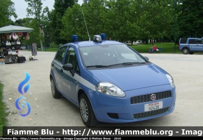 Fiat Grande Punto
Polizia di Stato
Polizia H2438
Autovettura con nuovi lampeggianti e faro di ricerca
Parole chiave: Fiat_Grande_Punto Polizia_H2438 festa_della_polizia_2010