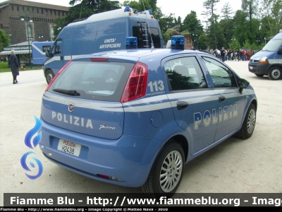 Fiat Grande Punto
Polizia di Stato
Polizia H2438
Autovettura con nuovi lampeggianti e faro di ricerca
Parole chiave: Fiat_Grande_Punto Polizia_H2438 festa_della_polizia_2010