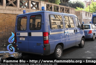 Fiat Ducato II serie
Polizia di Stato
Polizia Stradale
Polizia E1605
Esemplare con un unico logo sullo sportello posteriore

Parole chiave: Fiat Ducato_IIserie PoliziaE1605 festa_della_polizia_2009