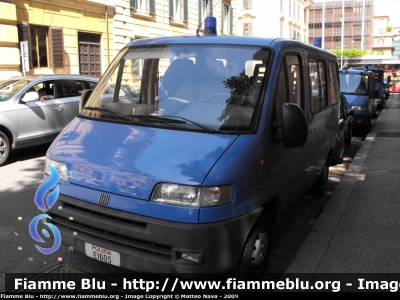 Fiat Ducato II serie
Polizia di Stato
Polizia Stradale
Polizia E1605
Esemplare con un unico logo sullo sportello posteriore

Parole chiave: Fiat Ducato_IIserie PoliziaE1605 festa_della_polizia_2009