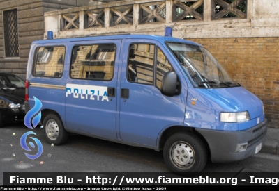 Fiat Ducato II serie
Polizia di Stato
Polizia Stradale
Polizia E1605
Esemplare con un unico logo sullo sportello posteriore

Parole chiave: Fiat Ducato_IIserie PoliziaE1605 festa_della_polizia_2009