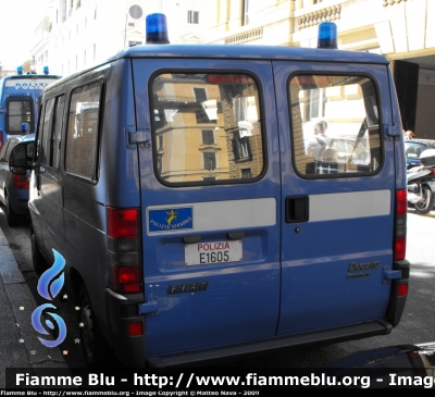 Fiat Ducato II serie
Polizia di Stato
Polizia Stradale
Polizia E1605
Esemplare con un unico logo sullo sportello posteriore

Parole chiave: Fiat Ducato_IIserie PoliziaE1605 festa_della_polizia_2009