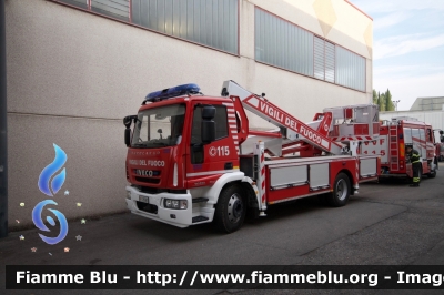 Iveco EuroCargo 120E22 III serie
Vigili del Fuoco
Comando Provinciale di Brescia
Distaccamento Volontario di Chiari
Piattaforma Multitel-Pagliero
VF 26967
Parole chiave: Iveco EuroCargo_120E22_IIIserie VF26967