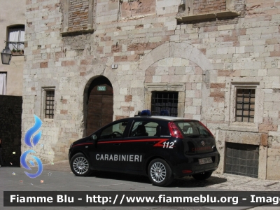 Fiat Grande Punto
Carabinieri
CC DH982
:: Qui ritratta all'ingresso della "canonica" utilizzata nelle riprese della fiction "Don Matteo" ::
Parole chiave: Fiat Grande_Punto CCDH982