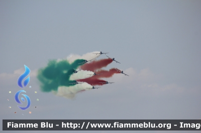 Aermacchi MB339PAN
Aeronautica Militare Italiana
313° Gruppo Addestramento Acrobatico
Stagione esibizioni 2016
Figura "Scintilla Tricolore"
Parole chiave: Aermacchi MB339PAN