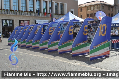 Stand Espositivo
Aeronautica Militare Italiana
Rappresenta i Piani Verticali di Coda delle Frecce Tricolori e racchiude vari poster sulla storia dell'AMI
