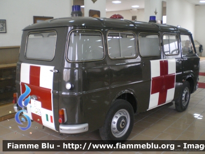 Alfa Romeo F12
Esercito Italiano
Ambulanza storica esposta al Museo Storico della Motorizzazione Militare-Roma Cecchignola
Parole chiave: Alfa-Romeo F12 Ambulanza