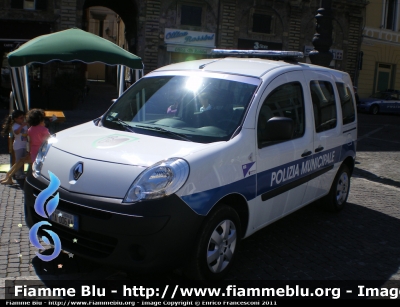 Renault Kangoo III serie
Polizia Municipale 
Unione dei Comuni Pian del Bruscolo (PU)
POLIZIA LOCALE YA 066 AA
Parole chiave: Renault Kangoo IIIserie Polizia_Municipale Pian_del_Bruscolo POLIZIALOCALEYA006AA