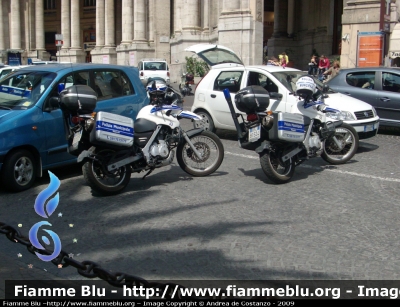 Bmw F650GS
Polizia Municipale Napoli
Codice Automezzo: 33 e 48
Parole chiave: Bmw _F650GS Festa_della_Polizia_2009