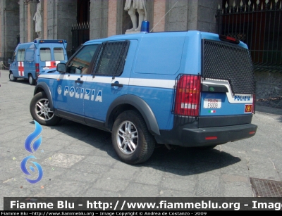 Land Rover Discovery 3
Polizia di Stato
Reparto Mobile Napoli
POLIZIA F5009
Variante con loghi e tricolore sul portellone posteriore
Parole chiave: Land_Rover Discovery_3 PS Reparto_Mobile PoliziaF5009 festa_della_polizia_2009