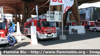 Iveco EuroCargo 180E32 III serie
Vigili del Fuoco
AutoScala M32L da 32 metri allestimento Magirus
Esposta all'Interschutz 2015
Parole chiave: Iveco EuroCargo_180E32_IIIserie Interschutz_2015